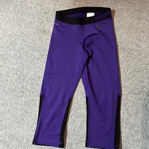 Woman’s Nike Pro Cropped Leggings